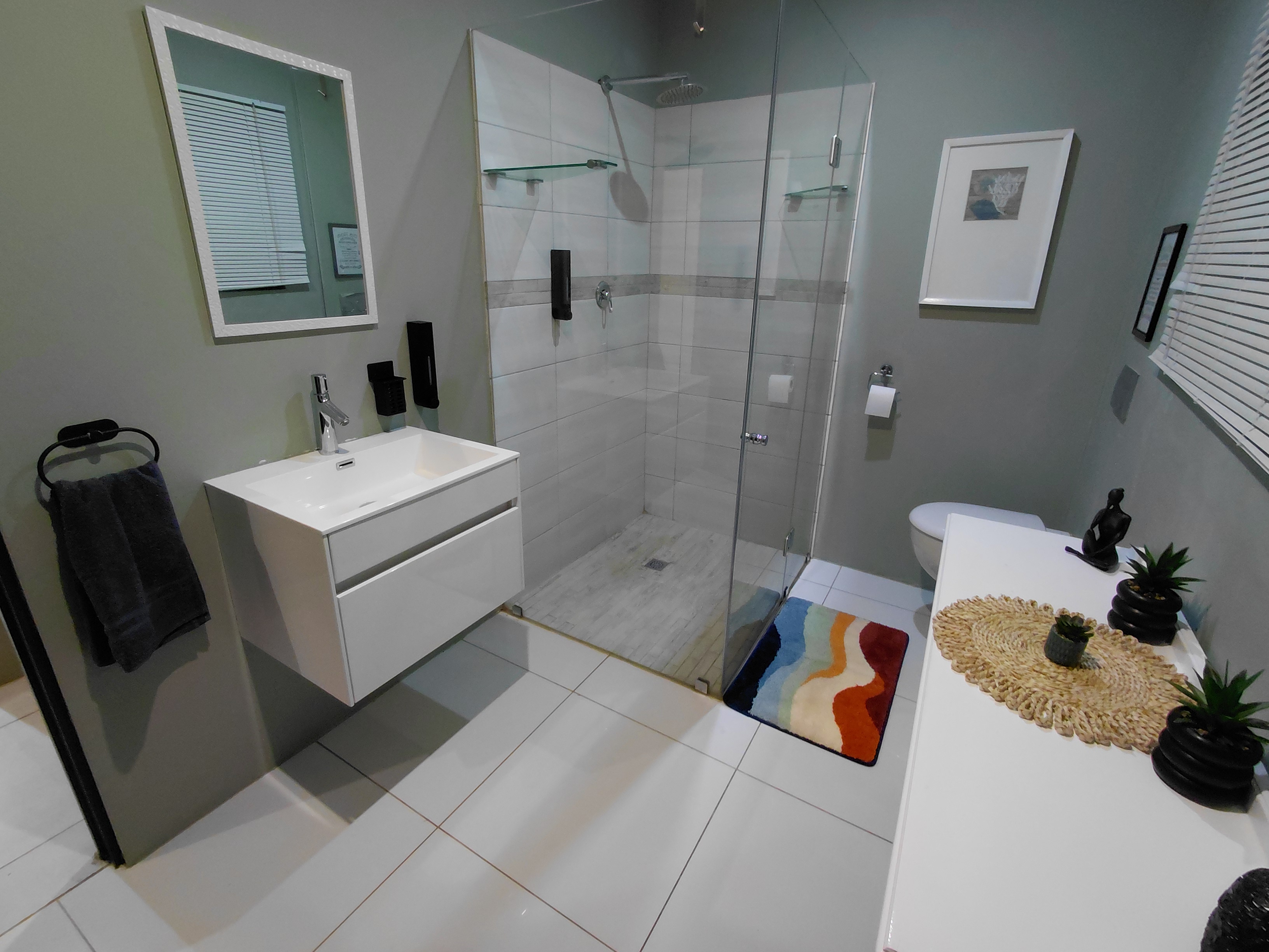 En-suite bathroom 3 space